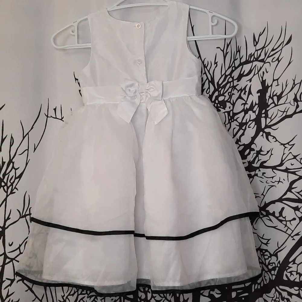 Layered White and Black Sleeveless Tiered Flower Dress - Picture 2 of 6